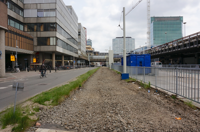 821374 Gezicht op het Stationsplein te Utrecht, met het tracé van de opgebroken sporen van de Sneltram Utrecht-Nieuwegein.